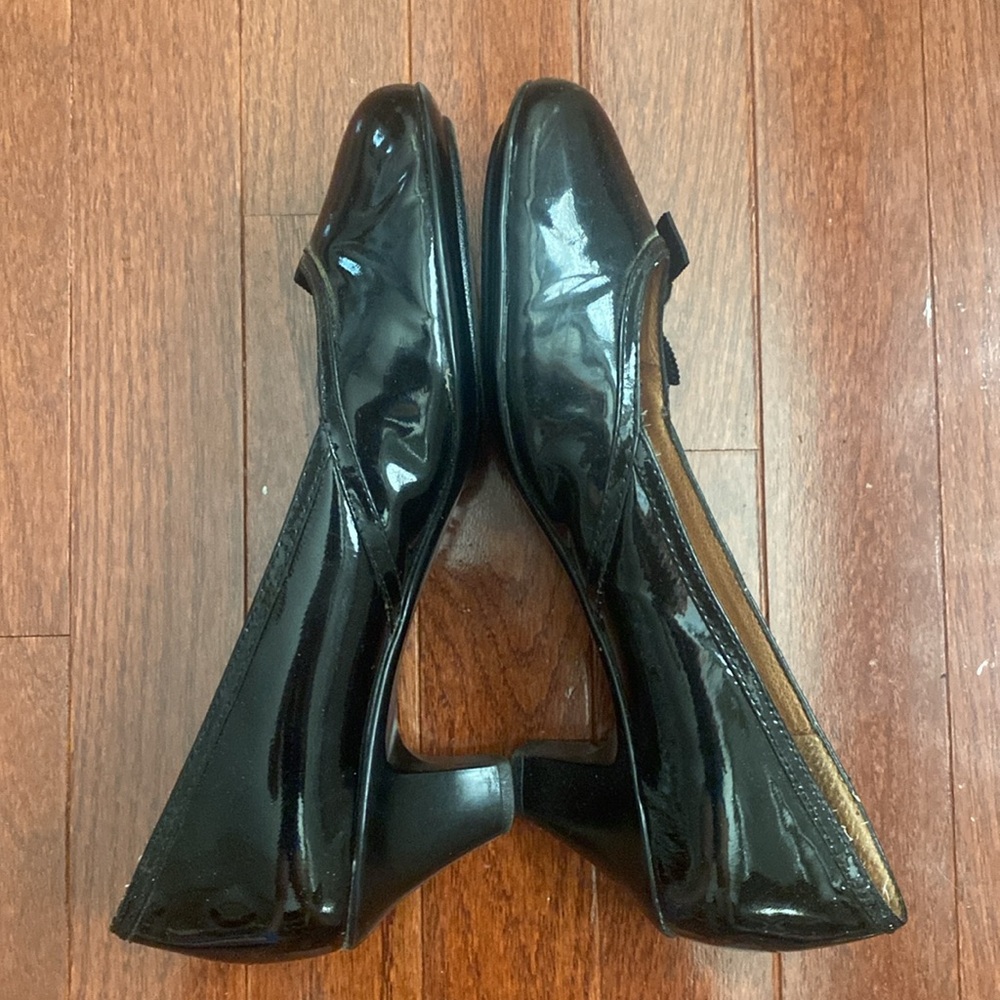 Sofft Black Patent Leather Side Button Retro Pumps - Picture 5 of 13
